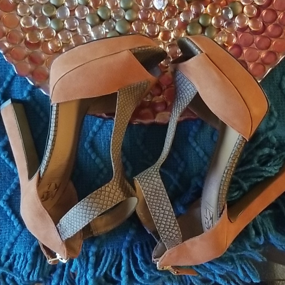Shoes - Picture 2 of 4